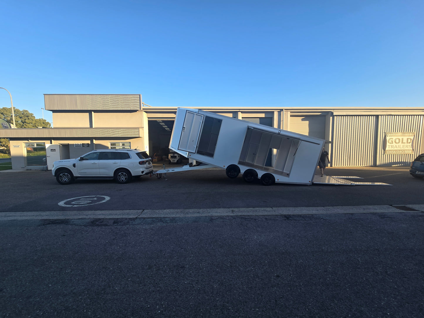 Zero Degree Loading Ramp Enclosed Car Carrier