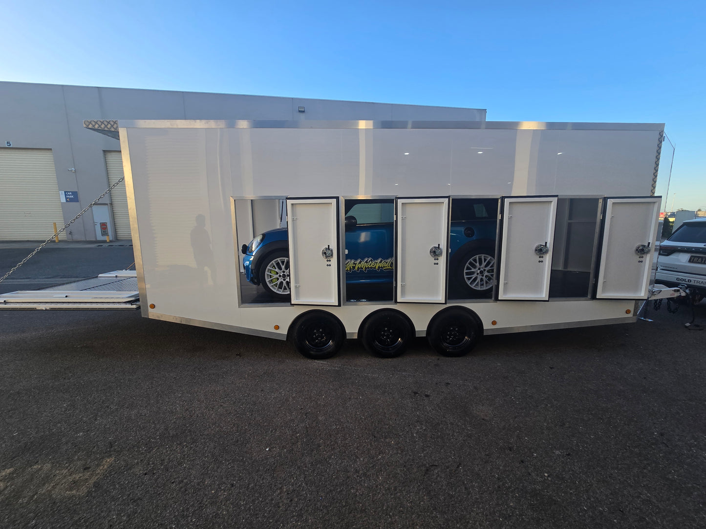 Zero Degree Loading Ramp Enclosed Car Carrier