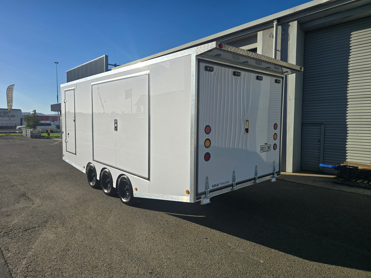 Zero Degree Loading Ramp Enclosed Car Carrier