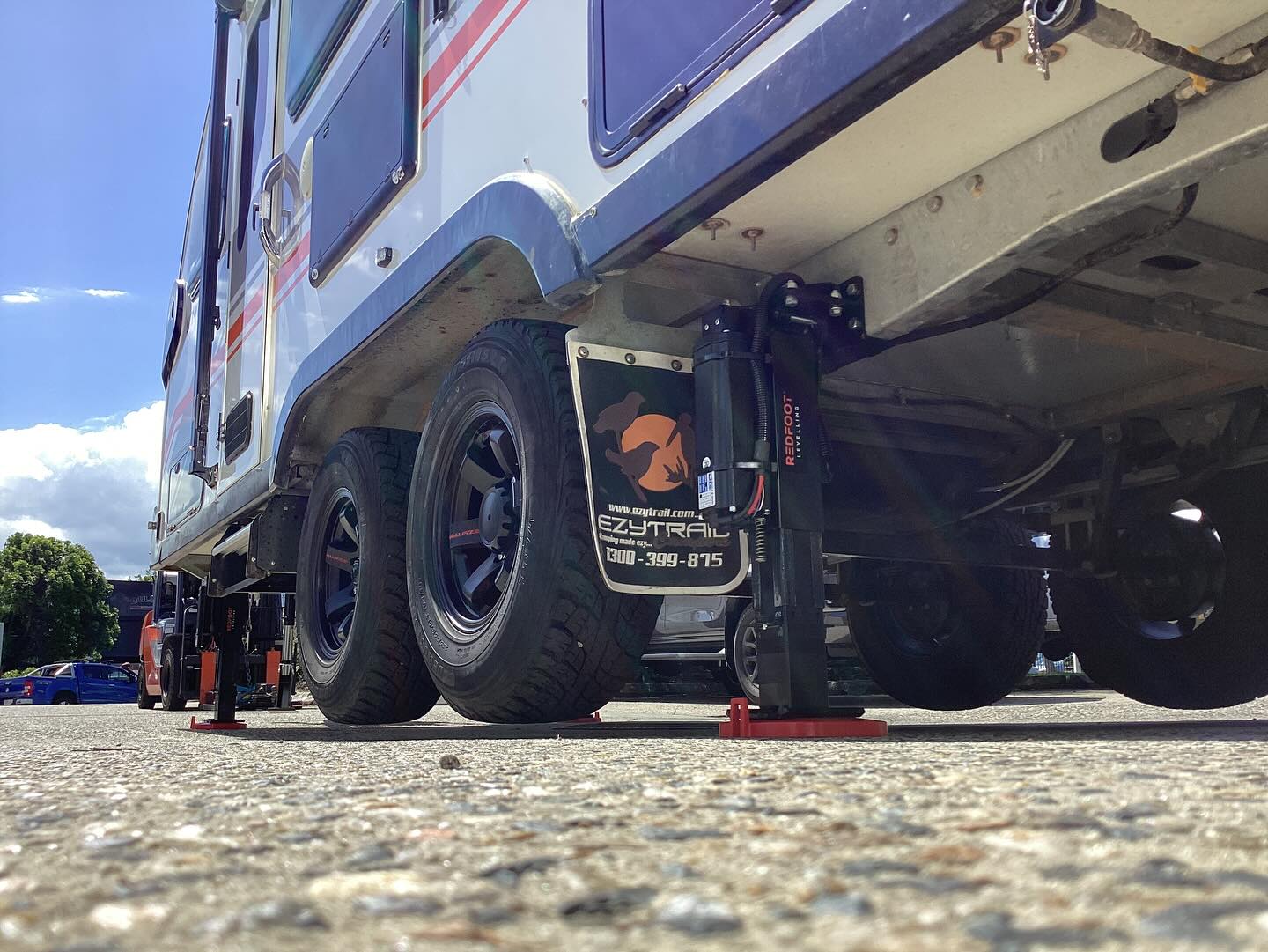 Levelling - Redfoot - Electric ‘AutoLift’ for Caravans (Installation Included)