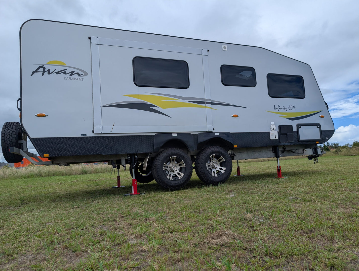 Levelling - Redfoot - Hydraulic ‘AutoLift’ for Caravans (Installation Included)